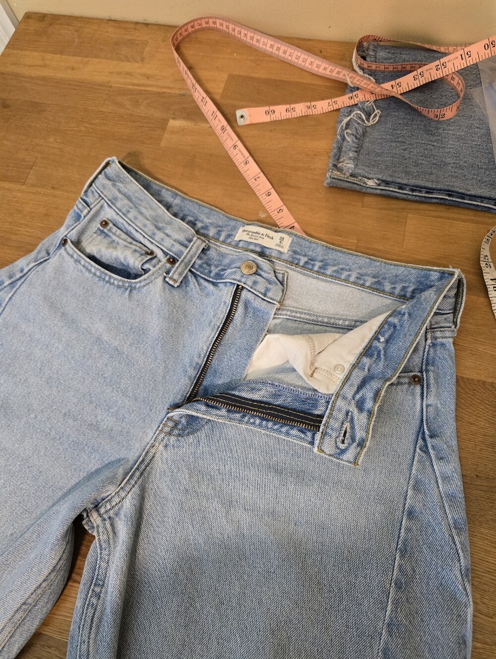 Abercrombie & Fitch The Barrel Jean Mid Rise Light Wash Barrel Leg Jeans 28/6R - Picture 8 of 12